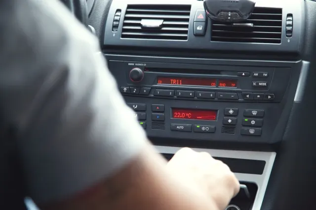 Samochód i Car Audio. Ciekawa propozycja radia Veovision