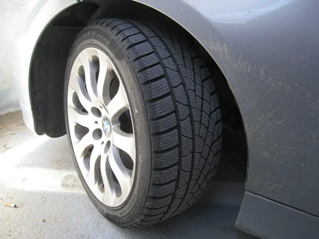 Opony zimowe – kiedy wymiana jest obowiązkowa: bieżnik Pirelli Sottozero na ośnieżonej drodze